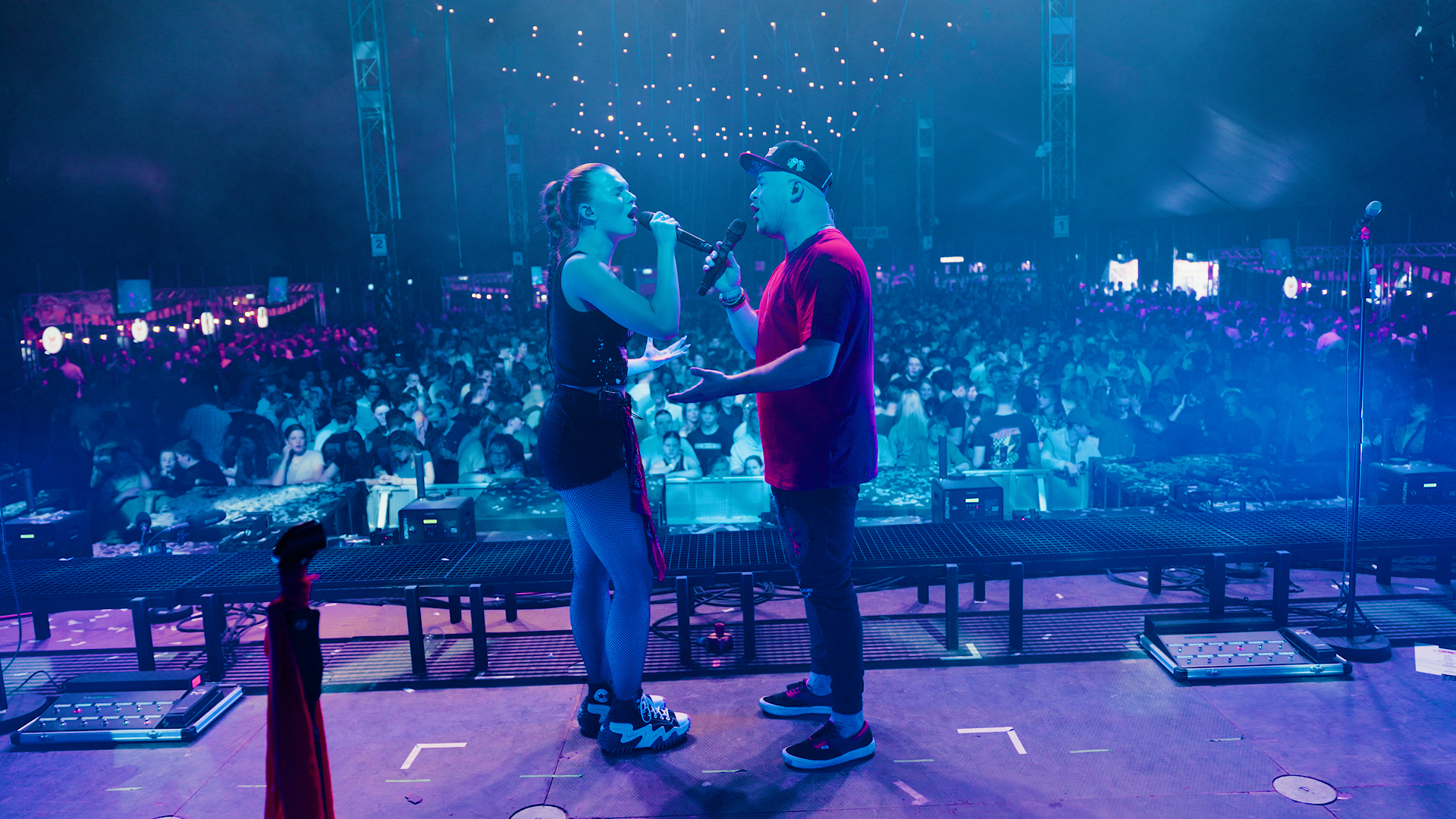 Professioneel videoproductiebedrijf en videograaf uit Gelderland, gespecialiseerd in video laten maken voor evenementen, bedrijven en artiesten. Wij maken aftermovies, same-day recaps, bandpromo’s, testimonials, bedrijfsfilms, commercials en productvideo’s. Daarnaast verzorgen we ook fotografie en dronebeelden voor online en social media. Actief in de regio Doetinchem, Arnhem, Nijmegen, Wehl en de Achterhoek. Dé partner voor video maken in Gelderland – van concept en opname tot montage en strategie, zodat jouw event of merk opvalt en indruk maakt.