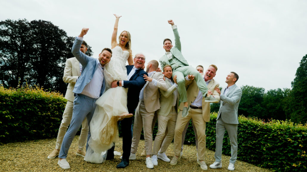 trouwfilm, bruidspaar, huwelijksceremonie, eerste dans, romantisch moment, bruiloft, liefde, trouwdag, trouwlocatie, bruid, bruidegom, huwelijksgelofte, emoties, trouwring, huwelijksfeest, gelukkige gasten, bruidspaar kust, trouwfoto, trouwvideo, bruiloftsfoto, decoraties, bruiloftsmomenten, bruiloftsfilm, intiem moment, bruidspaar wandelen, bruiloftsreportage, film van de trouwdag, huwelijk vastgelegd, trouwdag in beeld