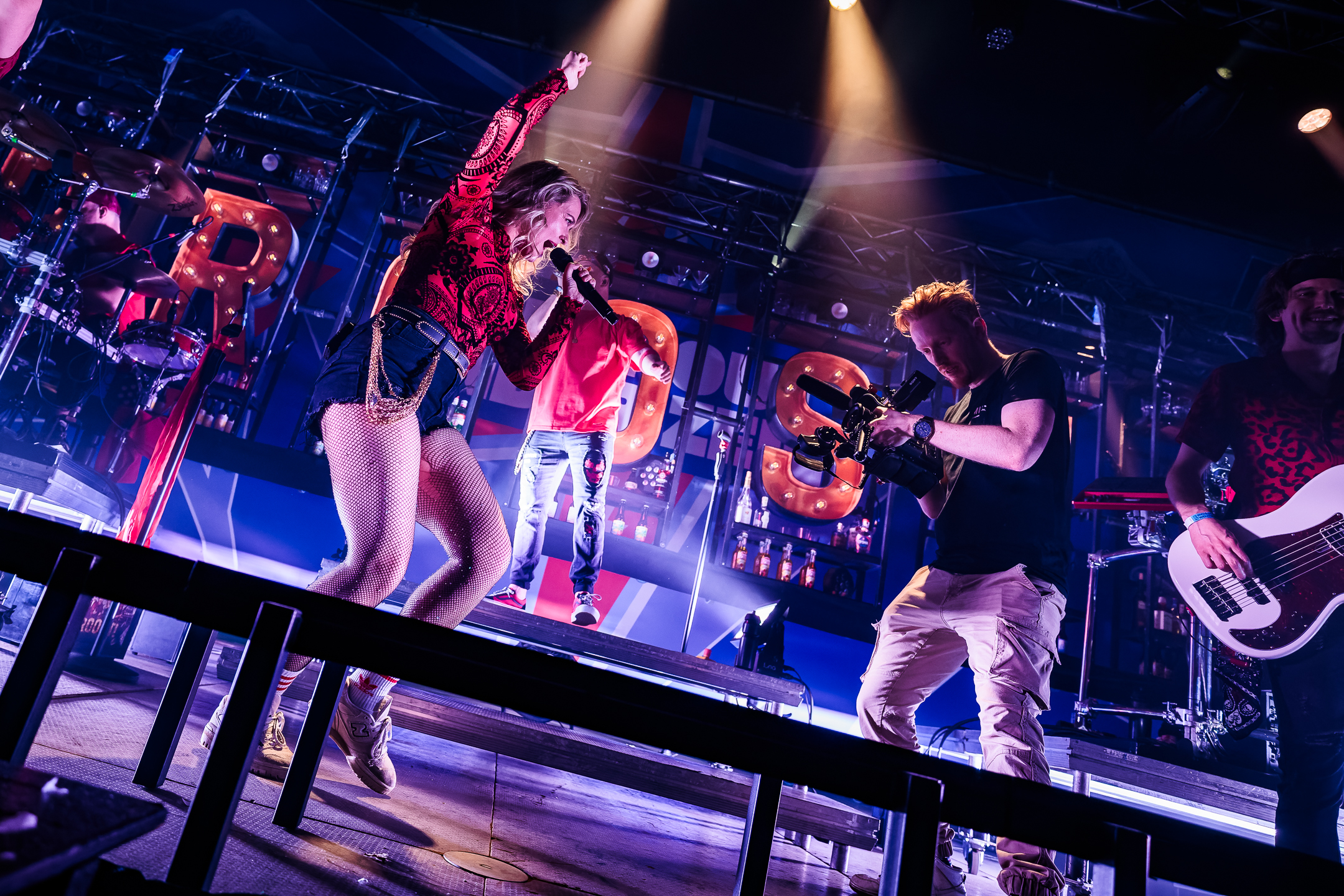 Professioneel videoproductiebedrijf en videograaf uit Gelderland, gespecialiseerd in video laten maken voor evenementen, bedrijven en artiesten. Wij maken aftermovies, same-day recaps, bandpromo’s, testimonials, bedrijfsfilms, commercials en productvideo’s. Daarnaast verzorgen we ook fotografie en dronebeelden voor online en social media. Actief in de regio Doetinchem, Arnhem, Nijmegen, Wehl en de Achterhoek. Dé partner voor video maken in Gelderland – van concept en opname tot montage en strategie, zodat jouw event of merk opvalt en indruk maakt.