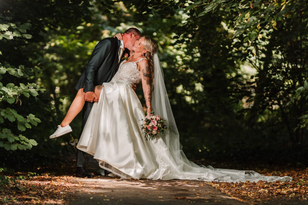 trouwfilm, bruidspaar, huwelijksceremonie, eerste dans, romantisch moment, bruiloft, liefde, trouwdag, trouwlocatie, bruid, bruidegom, huwelijksgelofte, emoties, trouwring, huwelijksfeest, gelukkige gasten, bruidspaar kust, trouwfoto, trouwvideo, bruiloftsfoto, decoraties, bruiloftsmomenten, bruiloftsfilm, intiem moment, bruidspaar wandelen, bruiloftsreportage, film van de trouwdag, huwelijk vastgelegd, trouwdag in beeld