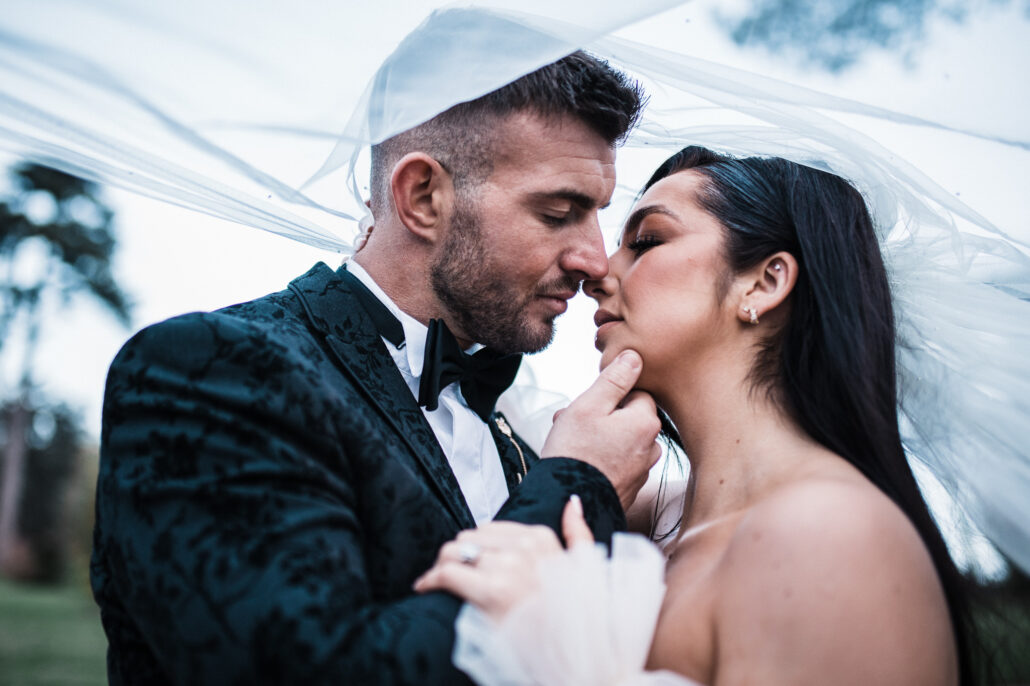 trouwfilm, bruidspaar, huwelijksceremonie, eerste dans, romantisch moment, bruiloft, liefde, trouwdag, trouwlocatie, bruid, bruidegom, huwelijksgelofte, emoties, trouwring, huwelijksfeest, gelukkige gasten, bruidspaar kust, trouwfoto, trouwvideo, bruiloftsfoto, decoraties, bruiloftsmomenten, bruiloftsfilm, intiem moment, bruidspaar wandelen, bruiloftsreportage, film van de trouwdag, huwelijk vastgelegd, trouwdag in beeld