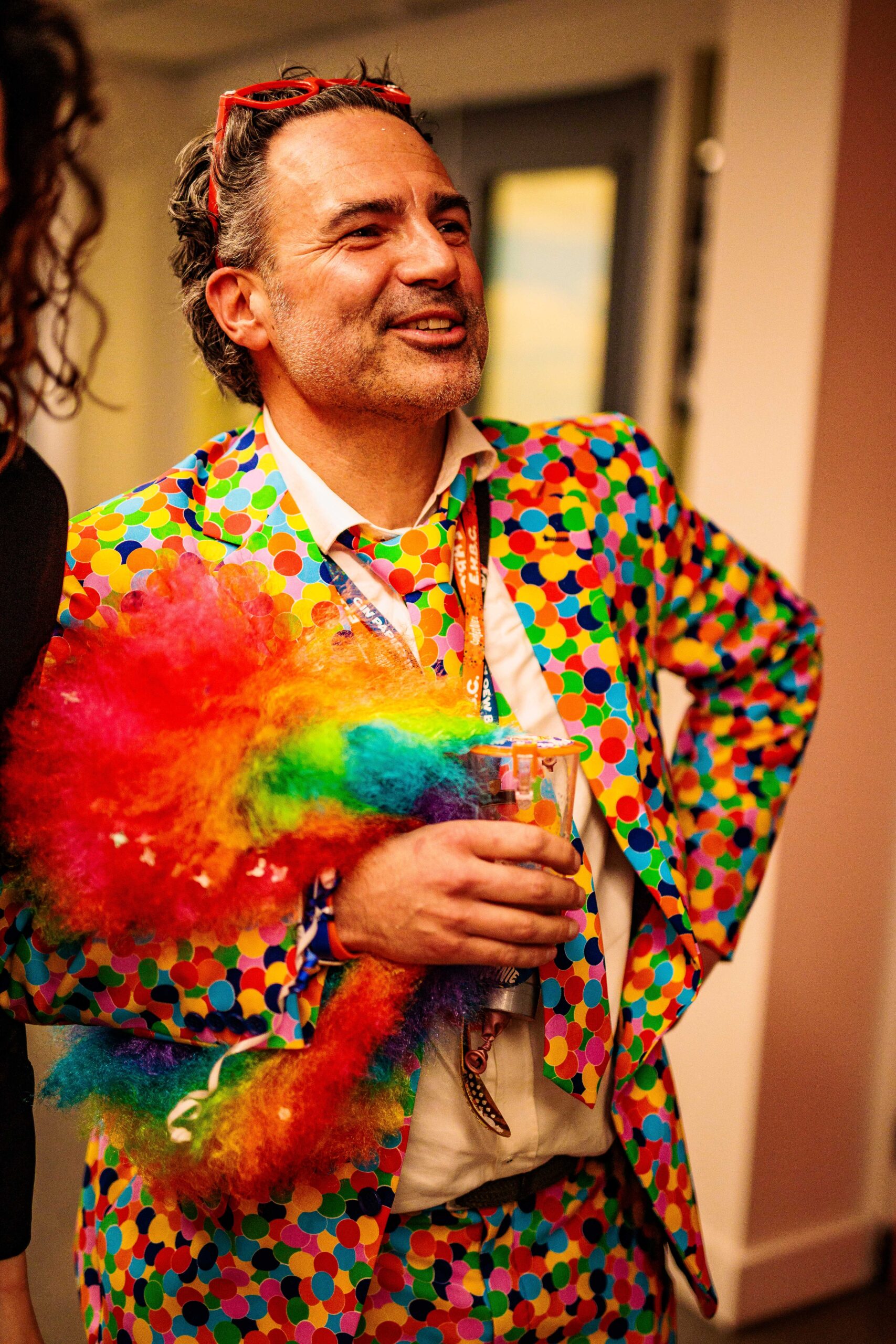 Professioneel videoproductiebedrijf en videograaf uit Gelderland, gespecialiseerd in video laten maken voor evenementen, bedrijven en artiesten. Wij maken aftermovies, same-day recaps, bandpromo’s, testimonials, bedrijfsfilms, commercials en productvideo’s. Daarnaast verzorgen we ook fotografie en dronebeelden voor online en social media. Actief in de regio Doetinchem, Arnhem, Nijmegen, Wehl en de Achterhoek. Dé partner voor video maken in Gelderland – van concept en opname tot montage en strategie, zodat jouw event of merk opvalt en indruk maakt.