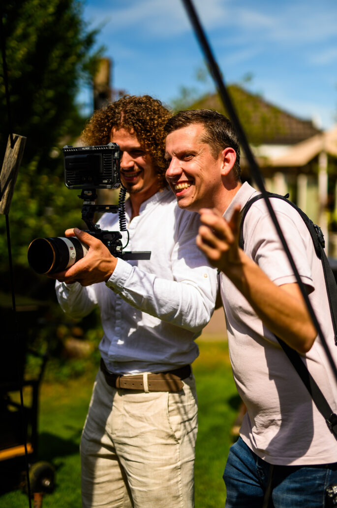 Professioneel videoproductiebedrijf en videograaf uit Gelderland, gespecialiseerd in video laten maken voor evenementen, bedrijven en artiesten. Wij maken aftermovies, same-day recaps, bandpromo’s, testimonials, bedrijfsfilms, commercials en productvideo’s. Daarnaast verzorgen we ook fotografie en dronebeelden voor online en social media. Actief in de regio Doetinchem, Arnhem, Nijmegen, Wehl en de Achterhoek. Dé partner voor video maken in Gelderland – van concept en opname tot montage en strategie, zodat jouw event of merk opvalt en indruk maakt.