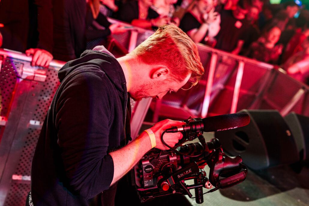 Professioneel videoproductiebedrijf en videograaf uit Gelderland, gespecialiseerd in video laten maken voor evenementen, bedrijven en artiesten. Wij maken aftermovies, same-day recaps, bandpromo’s, testimonials, bedrijfsfilms, commercials en productvideo’s. Daarnaast verzorgen we ook fotografie en dronebeelden voor online en social media. Actief in de regio Doetinchem, Arnhem, Nijmegen, Wehl en de Achterhoek. Dé partner voor video maken in Gelderland – van concept en opname tot montage en strategie, zodat jouw event of merk opvalt en indruk maakt.