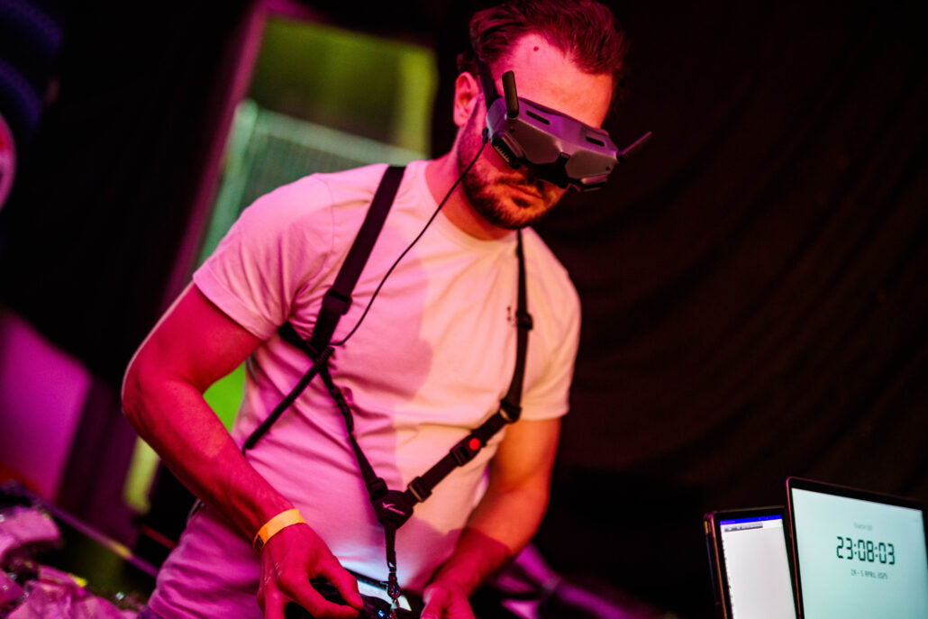 Professioneel videoproductiebedrijf en videograaf uit Gelderland, gespecialiseerd in video laten maken voor evenementen, bedrijven en artiesten. Wij maken aftermovies, same-day recaps, bandpromo’s, testimonials, bedrijfsfilms, commercials en productvideo’s. Daarnaast verzorgen we ook fotografie en dronebeelden voor online en social media. Actief in de regio Doetinchem, Arnhem, Nijmegen, Wehl en de Achterhoek. Dé partner voor video maken in Gelderland – van concept en opname tot montage en strategie, zodat jouw event of merk opvalt en indruk maakt.