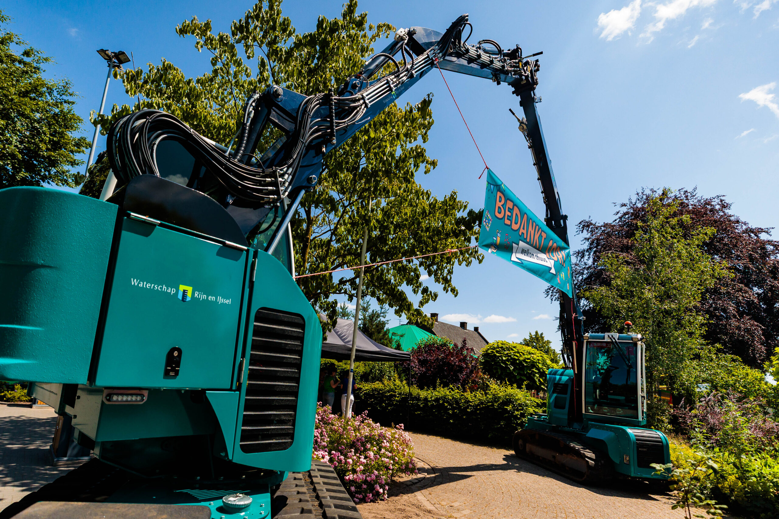 Professioneel videoproductiebedrijf en videograaf uit Gelderland, gespecialiseerd in video laten maken voor evenementen, bedrijven en artiesten. Wij maken aftermovies, same-day recaps, bandpromo’s, testimonials, bedrijfsfilms, commercials en productvideo’s. Daarnaast verzorgen we ook fotografie en dronebeelden voor online en social media. Actief in de regio Doetinchem, Arnhem, Nijmegen, Wehl en de Achterhoek. Dé partner voor video maken in Gelderland – van concept en opname tot montage en strategie, zodat jouw event of merk opvalt en indruk maakt.