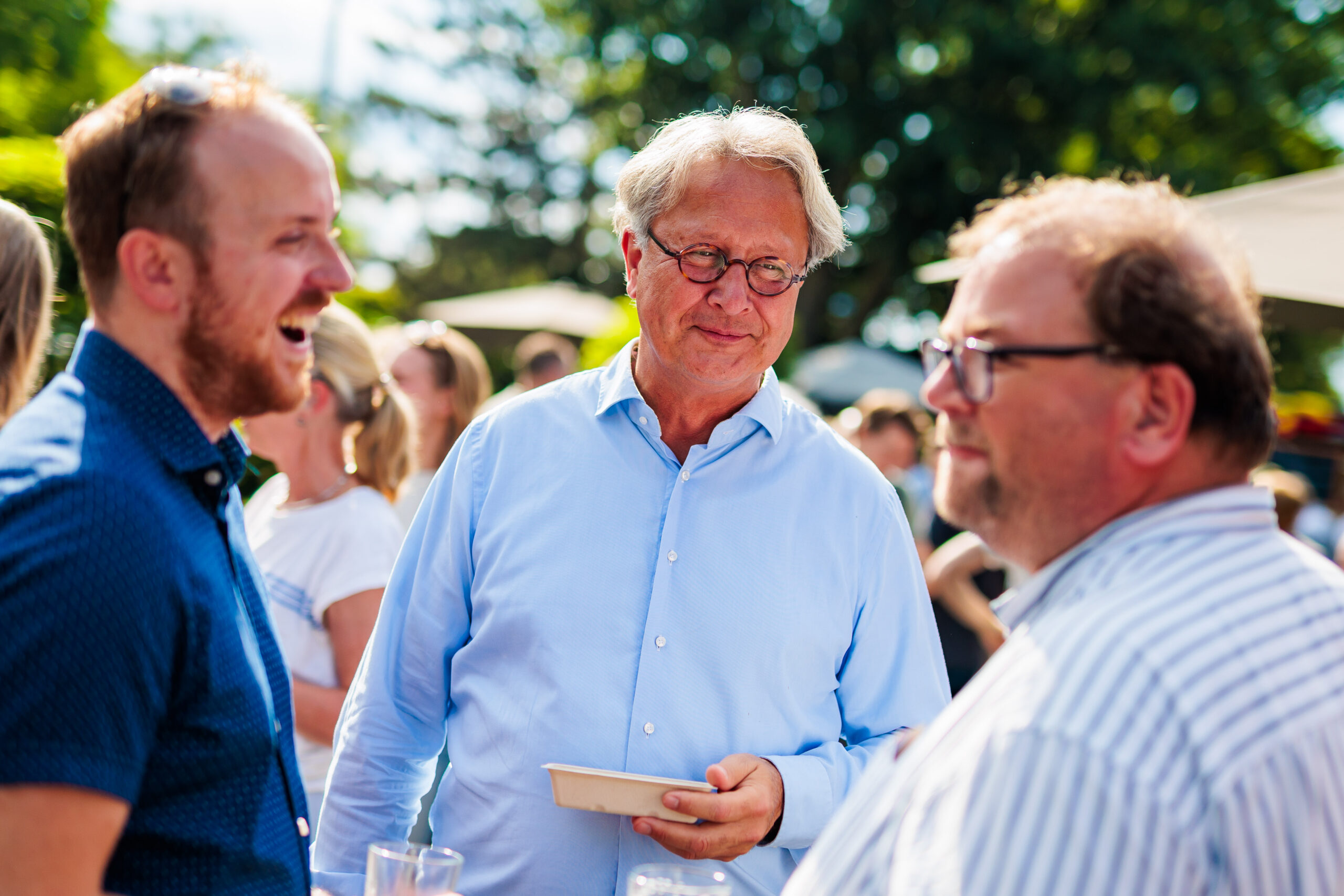 Professioneel videoproductiebedrijf en videograaf uit Gelderland, gespecialiseerd in video laten maken voor evenementen, bedrijven en artiesten. Wij maken aftermovies, same-day recaps, bandpromo’s, testimonials, bedrijfsfilms, commercials en productvideo’s. Daarnaast verzorgen we ook fotografie en dronebeelden voor online en social media. Actief in de regio Doetinchem, Arnhem, Nijmegen, Wehl en de Achterhoek. Dé partner voor video maken in Gelderland – van concept en opname tot montage en strategie, zodat jouw event of merk opvalt en indruk maakt.