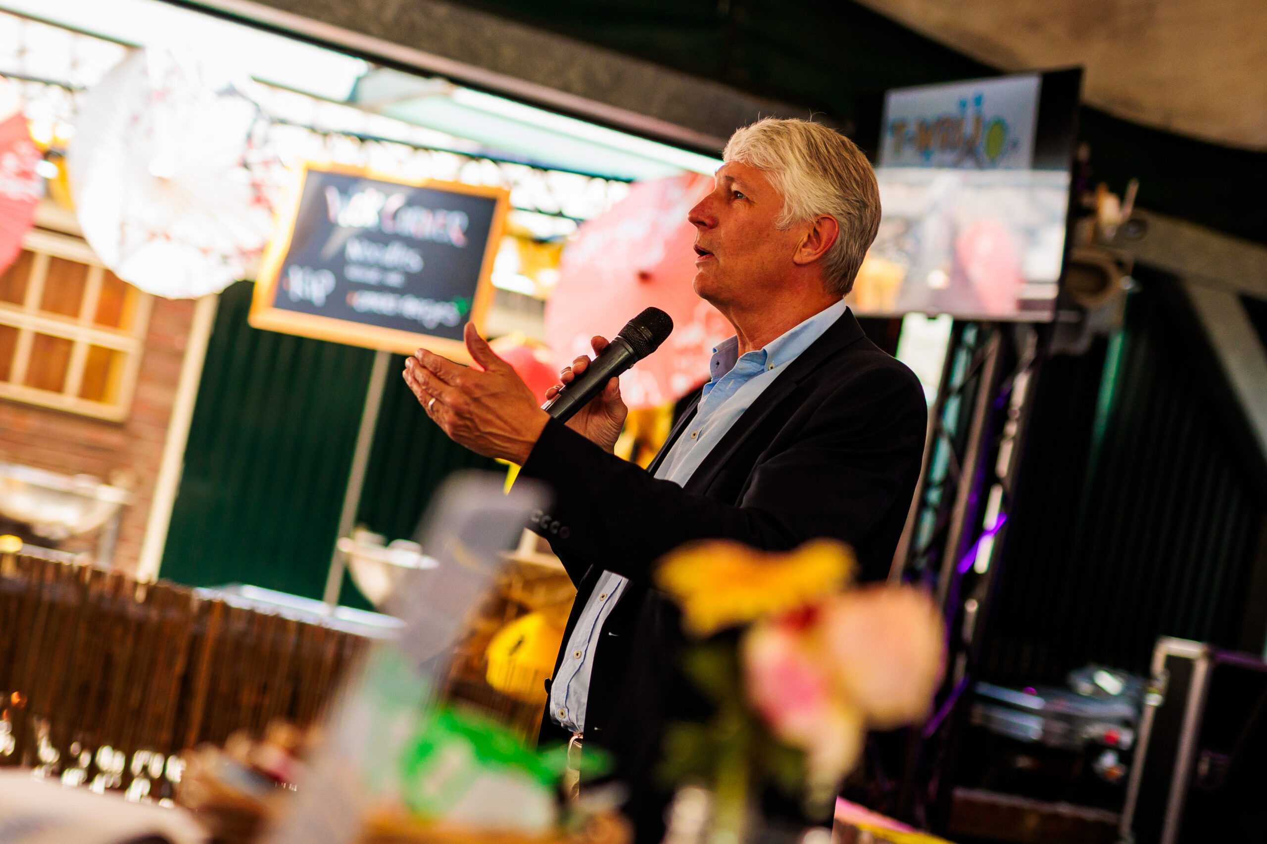 Professioneel videoproductiebedrijf en videograaf uit Gelderland, gespecialiseerd in video laten maken voor evenementen, bedrijven en artiesten. Wij maken aftermovies, same-day recaps, bandpromo’s, testimonials, bedrijfsfilms, commercials en productvideo’s. Daarnaast verzorgen we ook fotografie en dronebeelden voor online en social media. Actief in de regio Doetinchem, Arnhem, Nijmegen, Wehl en de Achterhoek. Dé partner voor video maken in Gelderland – van concept en opname tot montage en strategie, zodat jouw event of merk opvalt en indruk maakt.