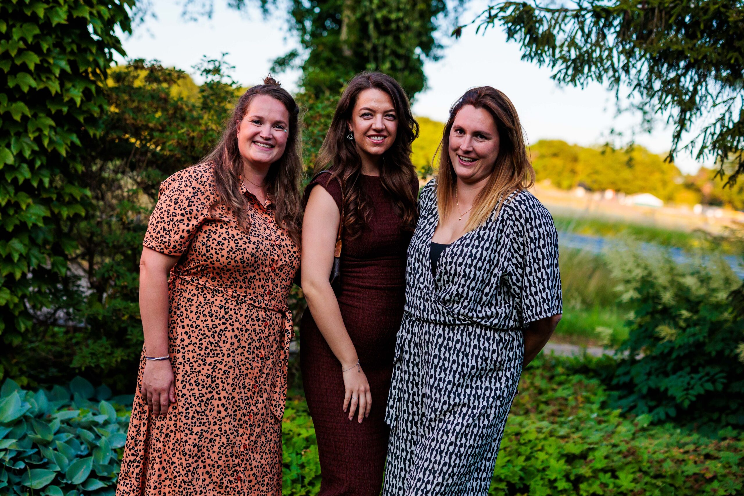 Professioneel videoproductiebedrijf en videograaf uit Gelderland, gespecialiseerd in video laten maken voor evenementen, bedrijven en artiesten. Wij maken aftermovies, same-day recaps, bandpromo’s, testimonials, bedrijfsfilms, commercials en productvideo’s. Daarnaast verzorgen we ook fotografie en dronebeelden voor online en social media. Actief in de regio Doetinchem, Arnhem, Nijmegen, Wehl en de Achterhoek. Dé partner voor video maken in Gelderland – van concept en opname tot montage en strategie, zodat jouw event of merk opvalt en indruk maakt.