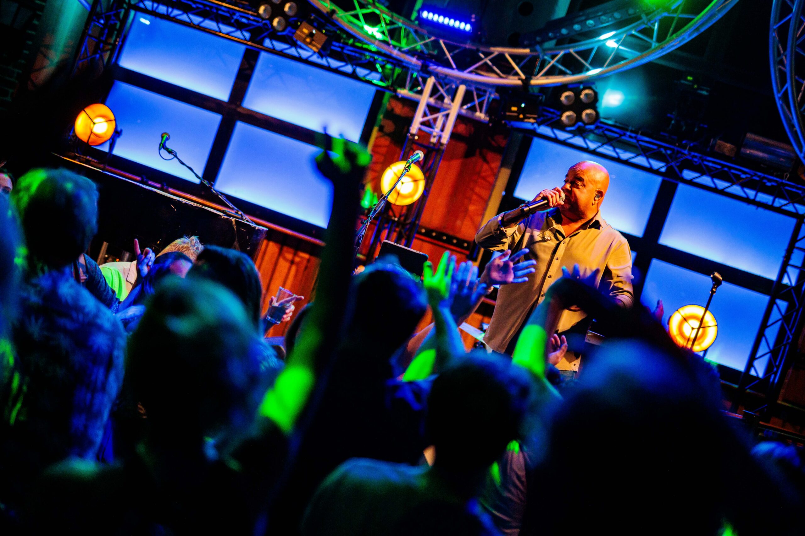 Professioneel videoproductiebedrijf en videograaf uit Gelderland, gespecialiseerd in video laten maken voor evenementen, bedrijven en artiesten. Wij maken aftermovies, same-day recaps, bandpromo’s, testimonials, bedrijfsfilms, commercials en productvideo’s. Daarnaast verzorgen we ook fotografie en dronebeelden voor online en social media. Actief in de regio Doetinchem, Arnhem, Nijmegen, Wehl en de Achterhoek. Dé partner voor video maken in Gelderland – van concept en opname tot montage en strategie, zodat jouw event of merk opvalt en indruk maakt.