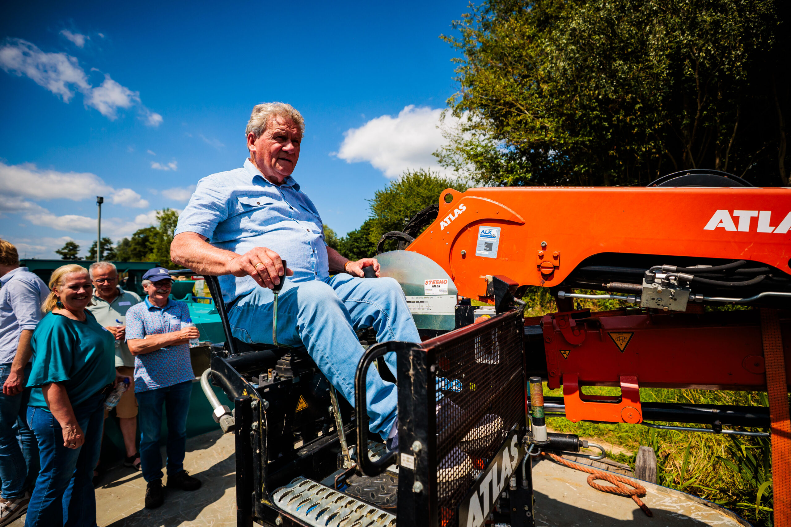 Professioneel videoproductiebedrijf en videograaf uit Gelderland, gespecialiseerd in video laten maken voor evenementen, bedrijven en artiesten. Wij maken aftermovies, same-day recaps, bandpromo’s, testimonials, bedrijfsfilms, commercials en productvideo’s. Daarnaast verzorgen we ook fotografie en dronebeelden voor online en social media. Actief in de regio Doetinchem, Arnhem, Nijmegen, Wehl en de Achterhoek. Dé partner voor video maken in Gelderland – van concept en opname tot montage en strategie, zodat jouw event of merk opvalt en indruk maakt.