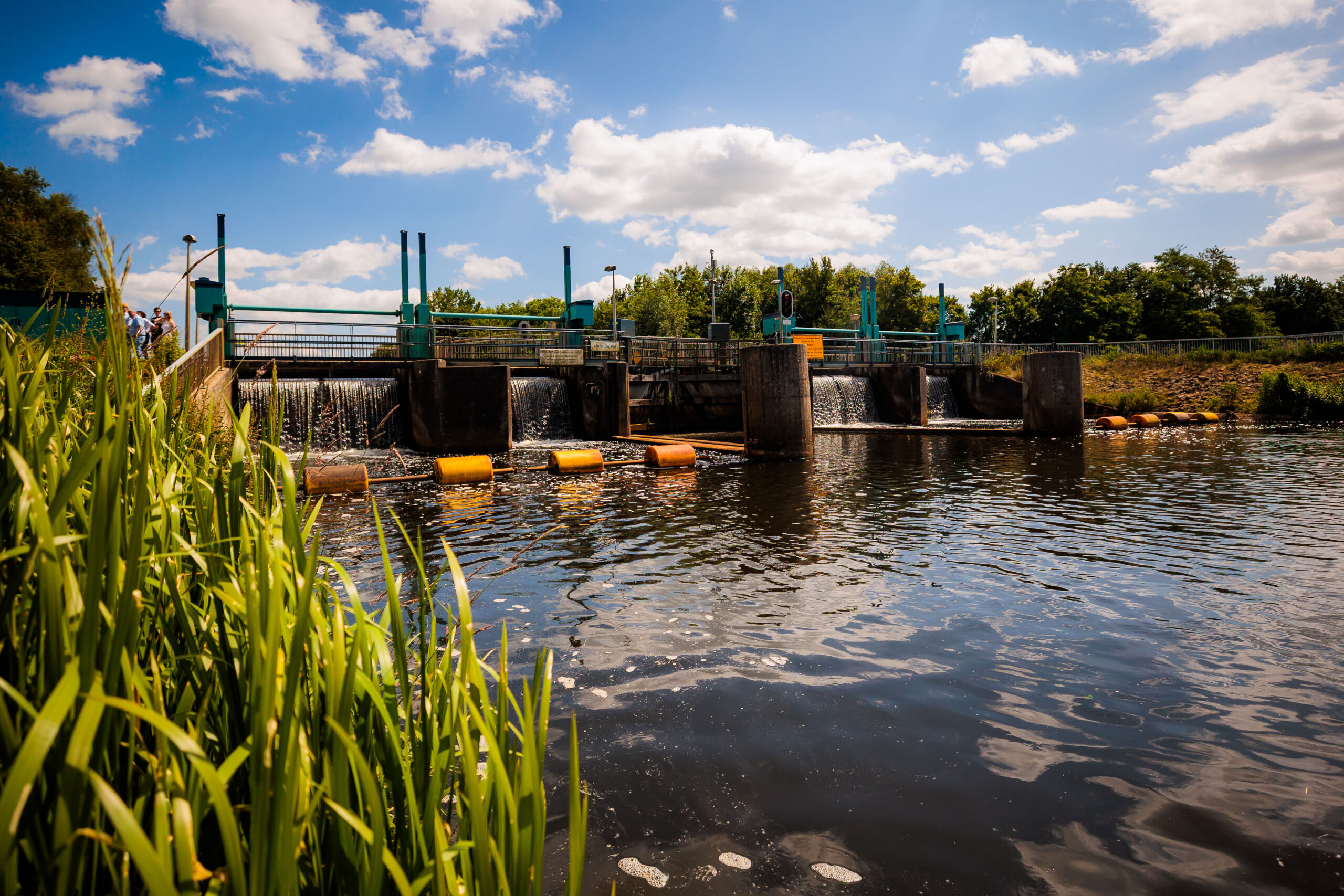 Professioneel videoproductiebedrijf en videograaf uit Gelderland, gespecialiseerd in video laten maken voor evenementen, bedrijven en artiesten. Wij maken aftermovies, same-day recaps, bandpromo’s, testimonials, bedrijfsfilms, commercials en productvideo’s. Daarnaast verzorgen we ook fotografie en dronebeelden voor online en social media. Actief in de regio Doetinchem, Arnhem, Nijmegen, Wehl en de Achterhoek. Dé partner voor video maken in Gelderland – van concept en opname tot montage en strategie, zodat jouw event of merk opvalt en indruk maakt.