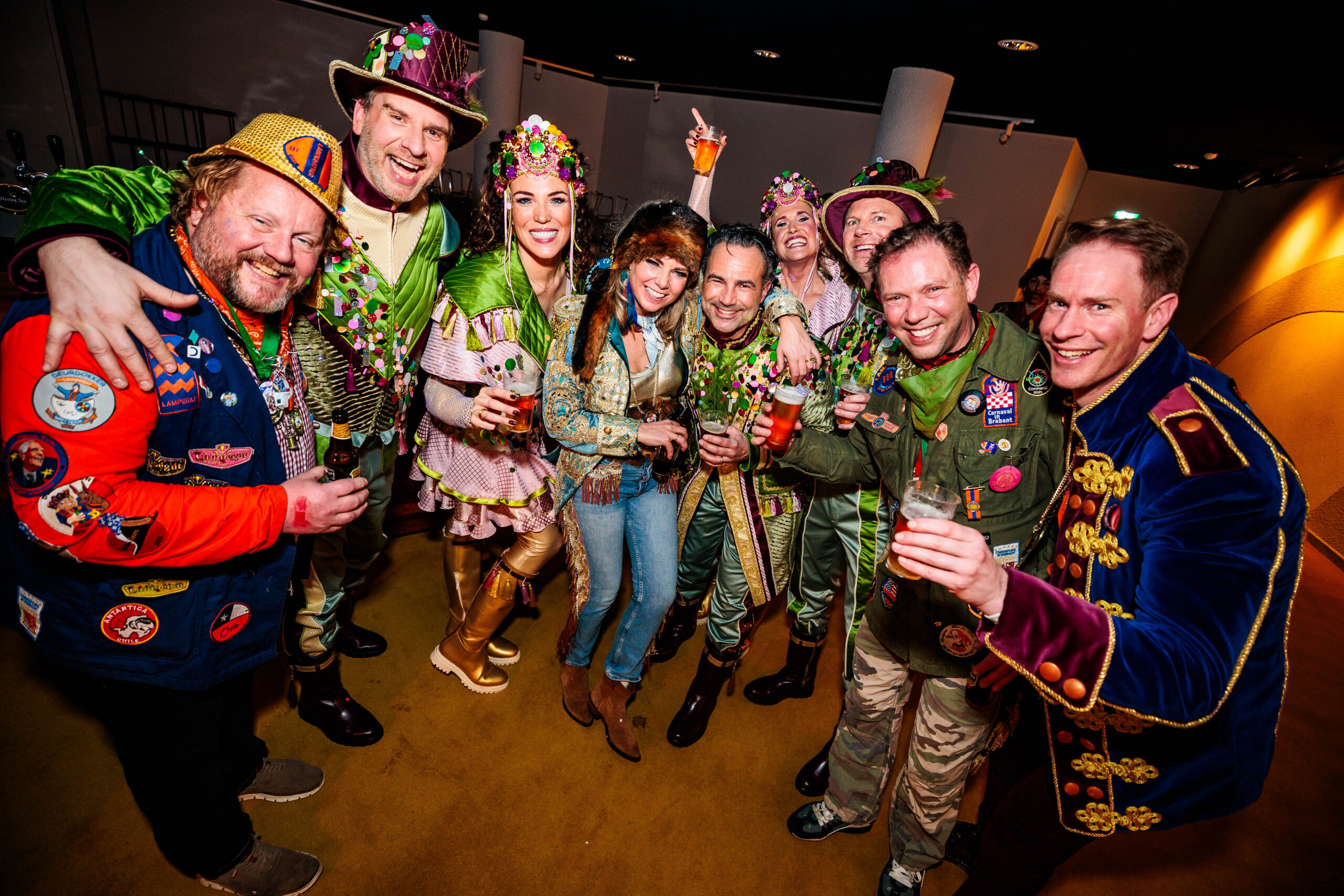 Professioneel videoproductiebedrijf en videograaf uit Gelderland, gespecialiseerd in video laten maken voor evenementen, bedrijven en artiesten. Wij maken aftermovies, same-day recaps, bandpromo’s, testimonials, bedrijfsfilms, commercials en productvideo’s. Daarnaast verzorgen we ook fotografie en dronebeelden voor online en social media. Actief in de regio Doetinchem, Arnhem, Nijmegen, Wehl en de Achterhoek. Dé partner voor video maken in Gelderland – van concept en opname tot montage en strategie, zodat jouw event of merk opvalt en indruk maakt.