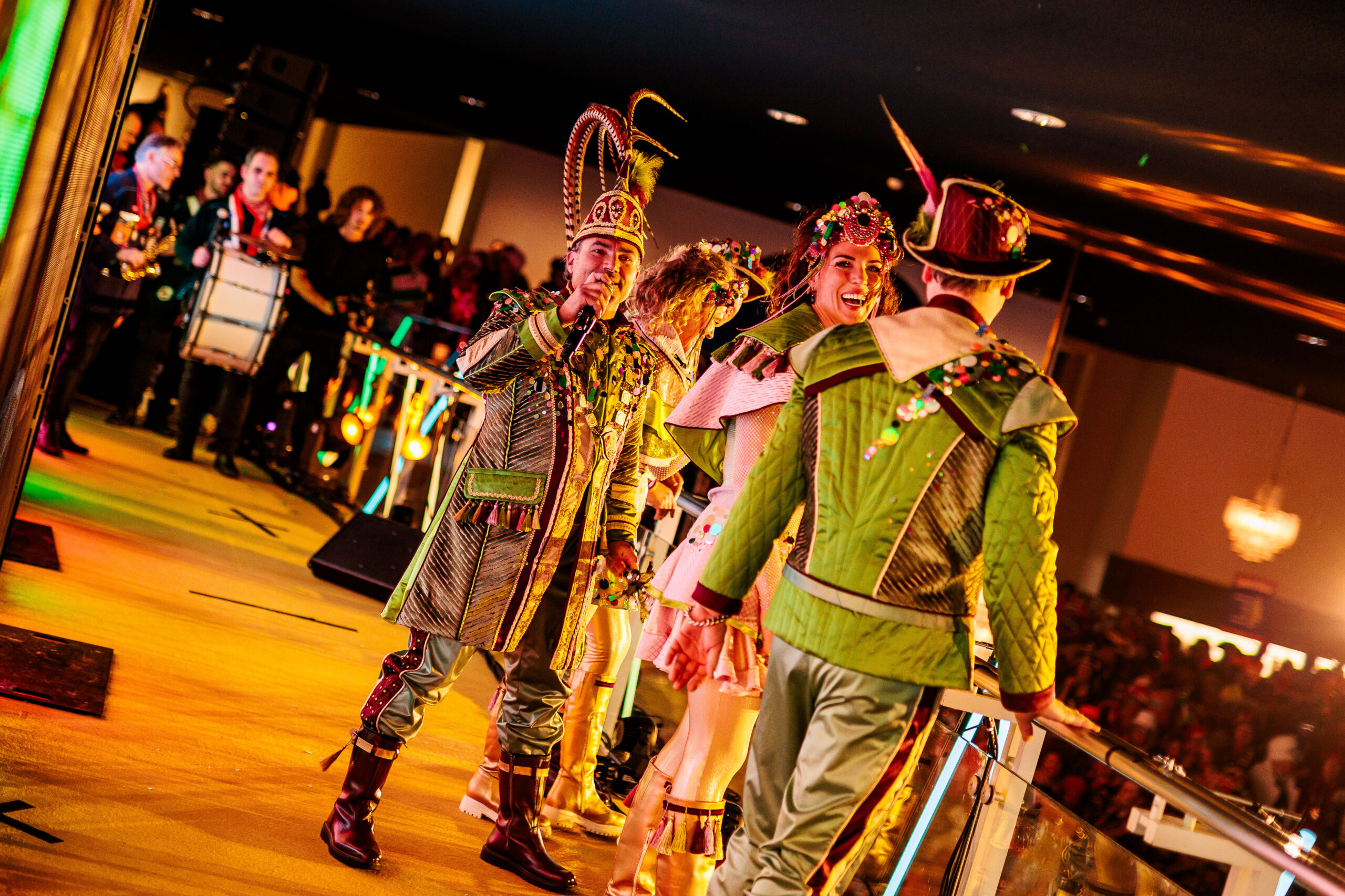 Professioneel videoproductiebedrijf en videograaf uit Gelderland, gespecialiseerd in video laten maken voor evenementen, bedrijven en artiesten. Wij maken aftermovies, same-day recaps, bandpromo’s, testimonials, bedrijfsfilms, commercials en productvideo’s. Daarnaast verzorgen we ook fotografie en dronebeelden voor online en social media. Actief in de regio Doetinchem, Arnhem, Nijmegen, Wehl en de Achterhoek. Dé partner voor video maken in Gelderland – van concept en opname tot montage en strategie, zodat jouw event of merk opvalt en indruk maakt.