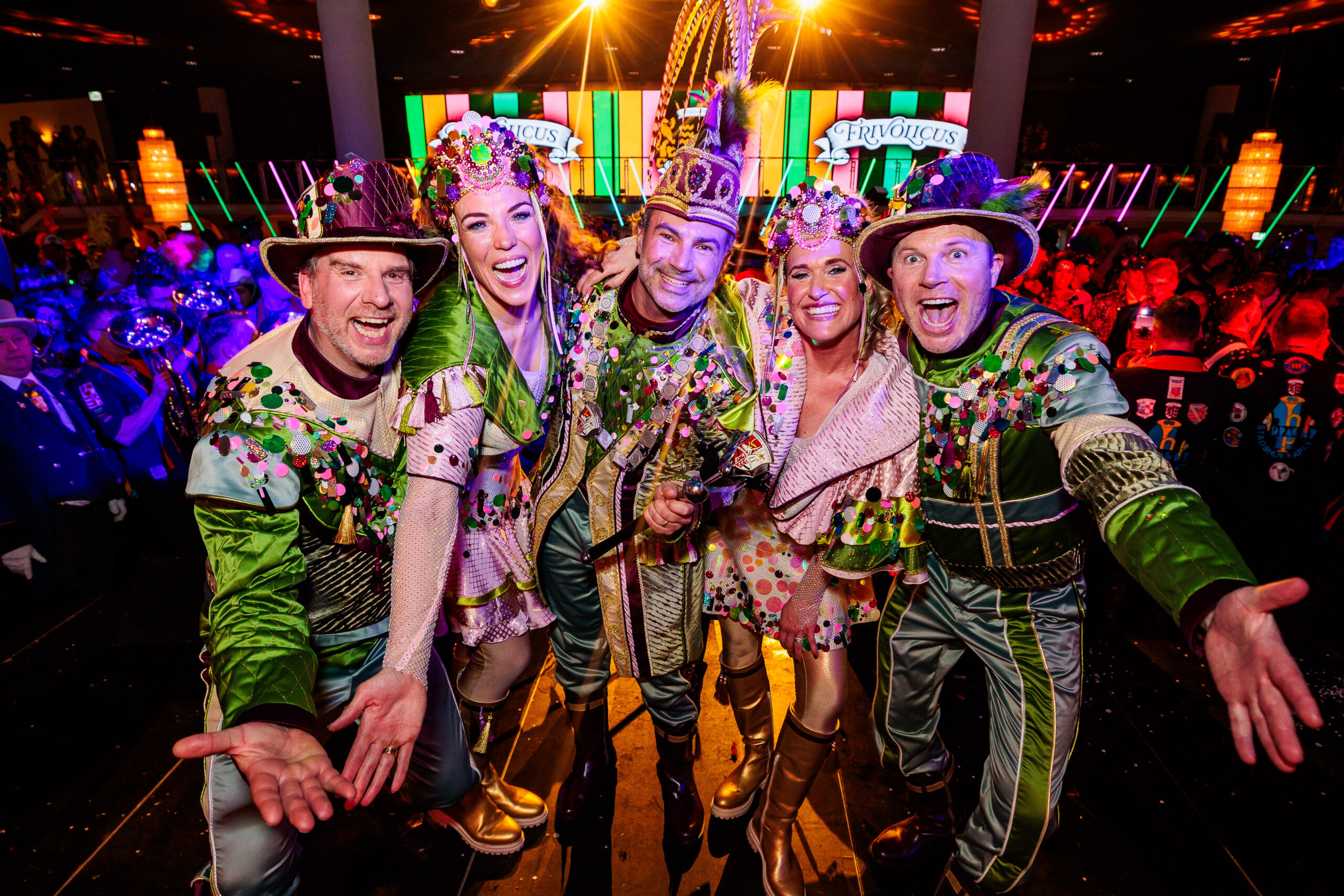 Professioneel videoproductiebedrijf en videograaf uit Gelderland, gespecialiseerd in video laten maken voor evenementen, bedrijven en artiesten. Wij maken aftermovies, same-day recaps, bandpromo’s, testimonials, bedrijfsfilms, commercials en productvideo’s. Daarnaast verzorgen we ook fotografie en dronebeelden voor online en social media. Actief in de regio Doetinchem, Arnhem, Nijmegen, Wehl en de Achterhoek. Dé partner voor video maken in Gelderland – van concept en opname tot montage en strategie, zodat jouw event of merk opvalt en indruk maakt.